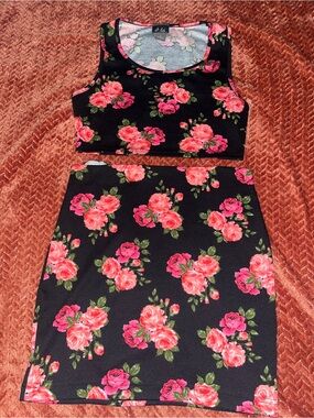 Dots Black Floral Two-Piece Crop Top & Skirt Set. Size S